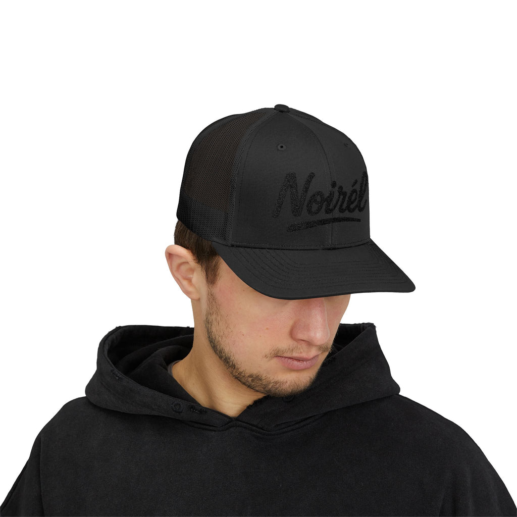 NOIRÉL Trucker Cap – Black Script