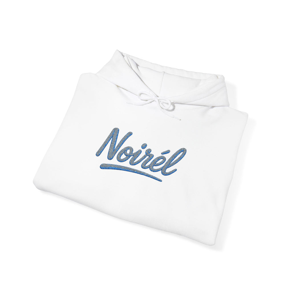 NOIRÉL Script Hoodie – Hellblau gesticktes Logo